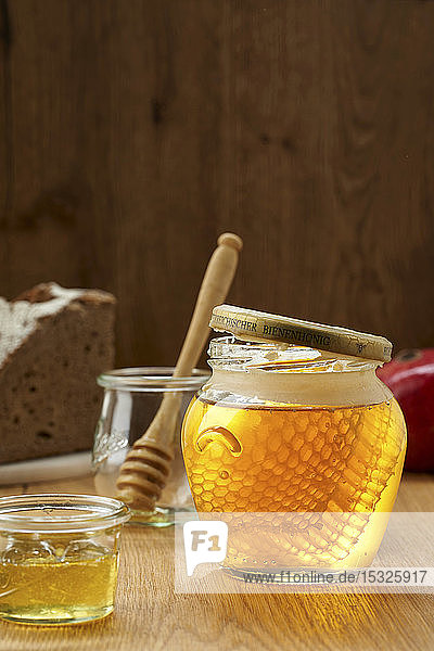 Glas Honig mit Honigwabe im Sonnenlicht