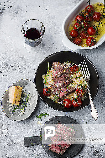 Rucola-Risotto mit Steak und gebratenen Tomaten