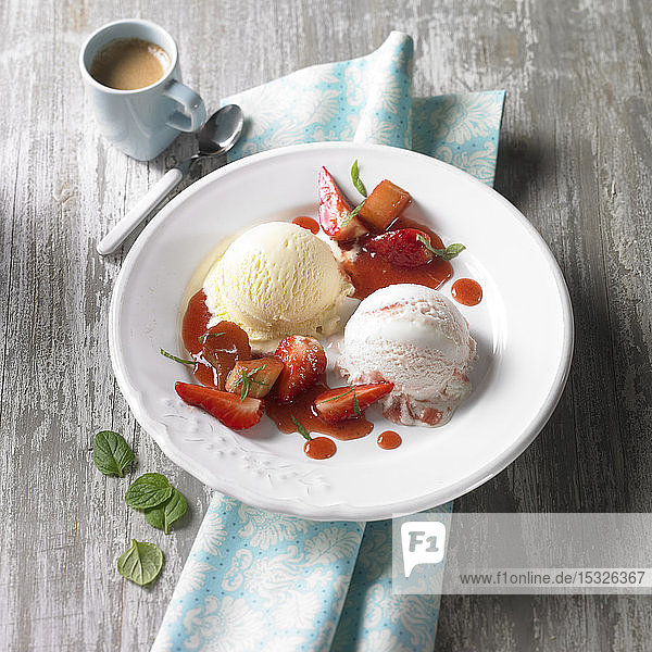 Vanille-  Zitronen- und Erdbeereis mit Erdbeer- und Rhabarberkompott