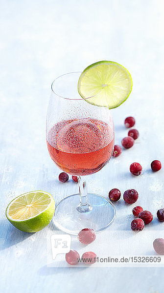Cranberry-Martini-Cocktail mit Wodka und Limette