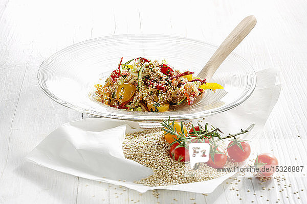 Quinoa-Salat mit lila Karotten und Kirschtomaten