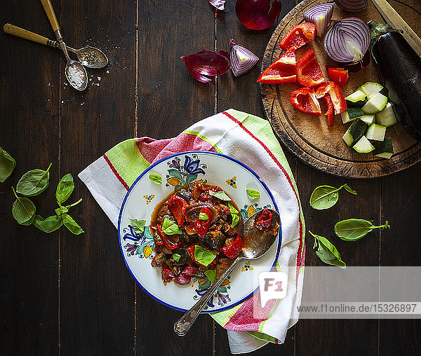 Ratatouille mit roter Paprika  Aubergine  Zucchini  roten Zwiebeln und Basilikum