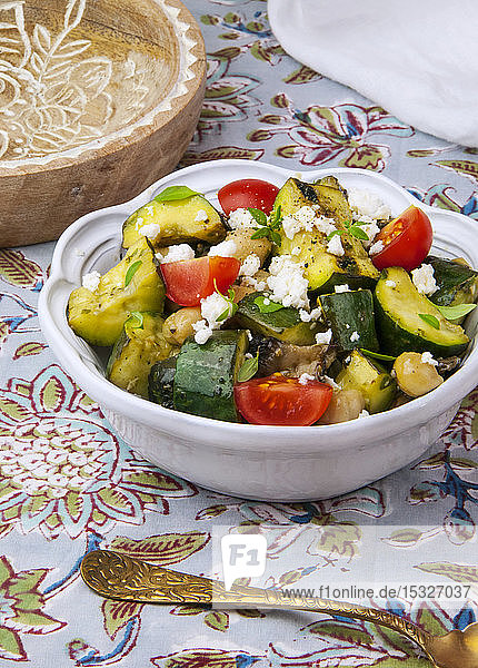 Gegrillter Gemüsesalat mit Feta in einer weißen Schale