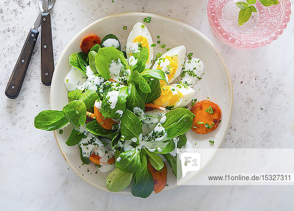 Feldsalat mit Ei und Karotten