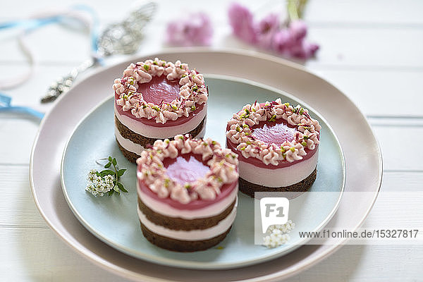 Vegane rosa Drachenfrucht-Frischkäse-Torte mit Schokoladenkeksboden und Fruchtspiegelglasur