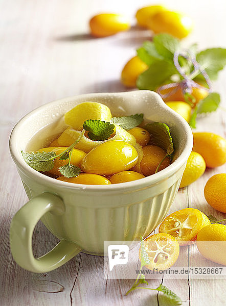 Hausgemachter Kumquat-Essig mit Zitronenmelisse