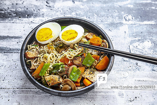 Ramen-Suppe mit Gemüse  Pilzen  geräuchertem Tofu und Ei