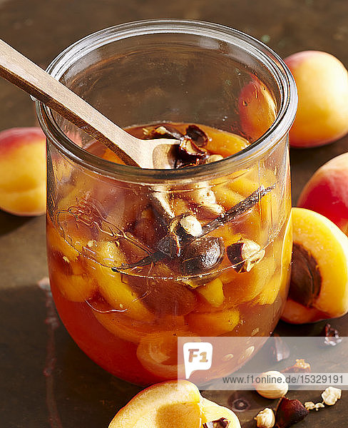 Hausgemachter Aprikosenlikör mit Kernen  Früchten  Vanille und Weingeist