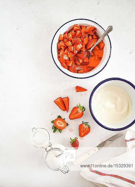 Frischer Erdbeersalat mit griechischem Honigjoghurt zum Frühstück