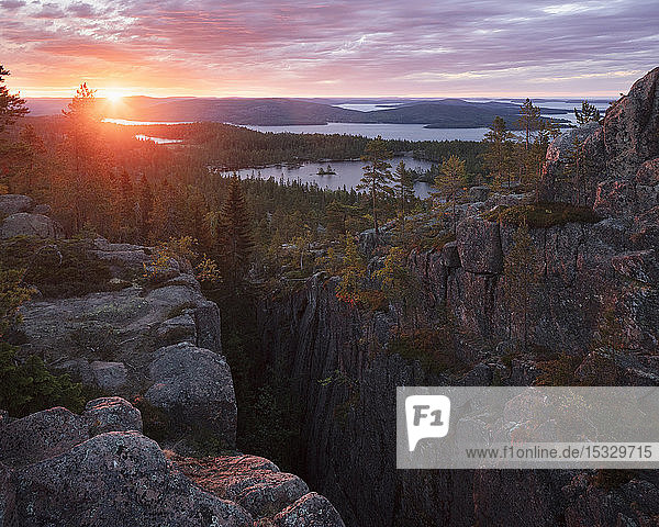 Klippen und Wald an der Ostsee bei Sonnenuntergang im Skuleskogen-Nationalpark  Schweden