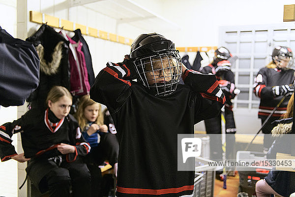 Mädchen in der Umkleidekabine bereiten sich auf das Eishockeytraining vor