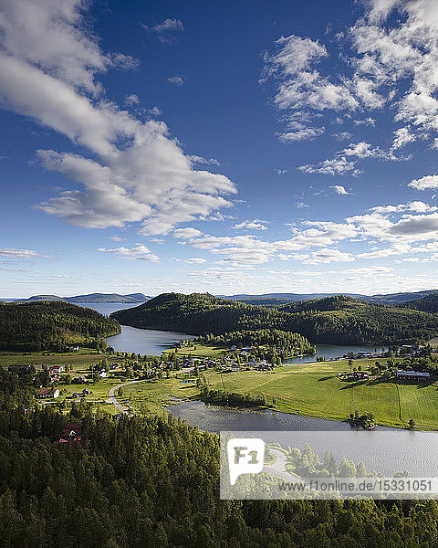 Stadt an Wald und Fluss in High Coast  Schweden