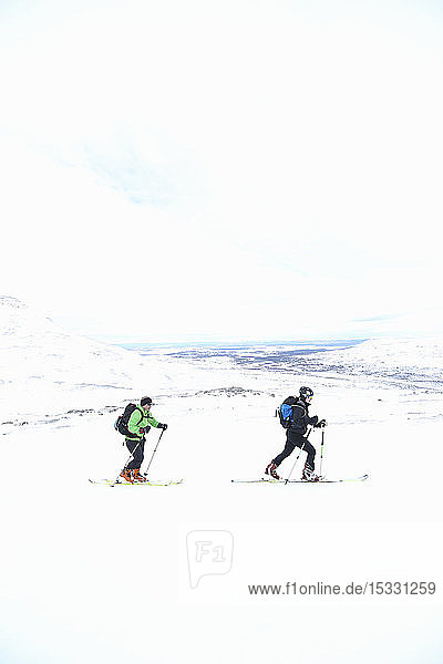 Zwei Personen beim Skilanglauf