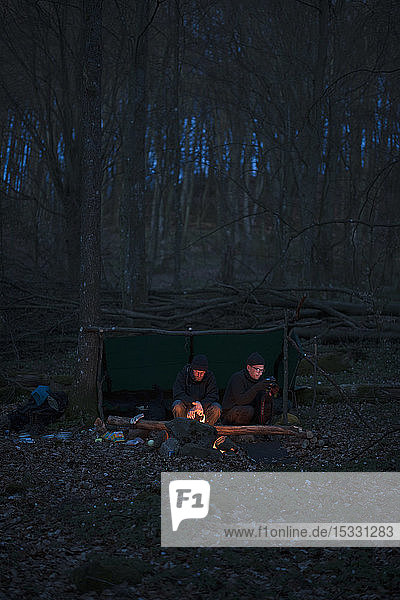 Männer zelten nachts im Wald