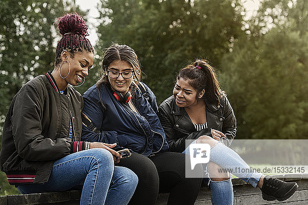 Mädchen im Teenageralter benutzen ein Smartphone