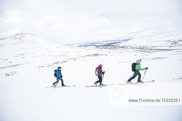 Drei Personen beim Skilanglauf