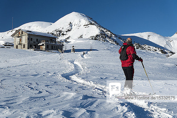Italien  Lombardei  Regionalpark Orobie-Alpen  Skibergsteigen  Piani d'Alben und Gherardi-Hütte  bg: Regadur-Pass