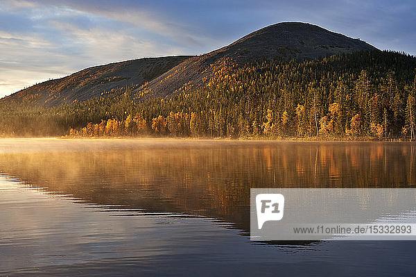 Kesanki-See bei Sonnenaufgang  Taigawald  Ruska-Zeit (Herbst)  Pallas-Yllastunturi-Nationalpark  Lappland  Finnland