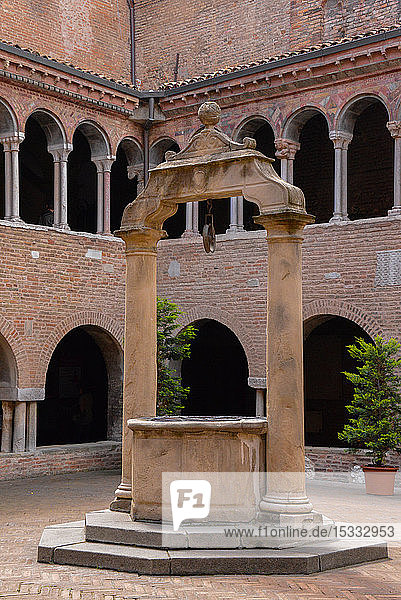 Europa  Italien  Emilia-Romagna  Bologna  Sieben-Kirchen-Komplex  Kreuzgang