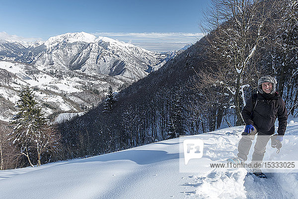 Italien  Lombardei  Regionalpark Orobie-Alpen  Schneeschuhwanderung auf dem Weg zum Grialeggio-Pass: Das Brembana-Tal und der schneebedeckte Berg Menna