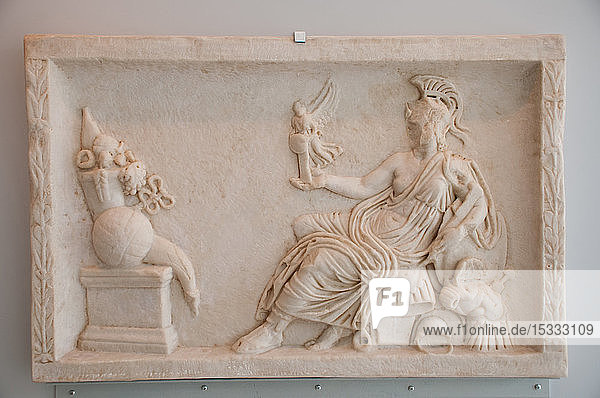 Europa  Italien  Latium  Rom  Ara Pacis Altar  Hallenmuseum  Rom mit geflügeltem Sieg