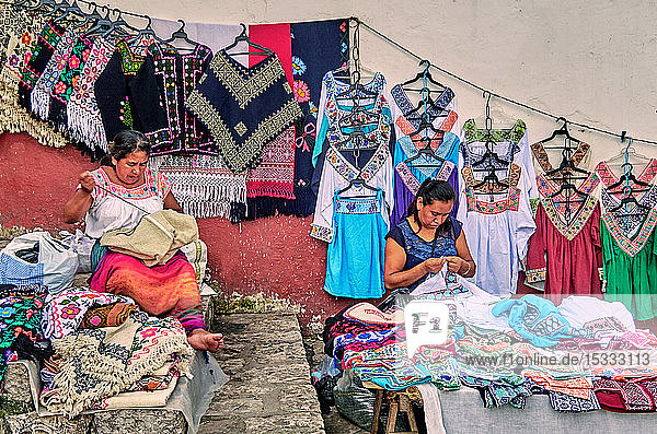 MEXICO  Stadt Cuetzalan  Näherinnen arbeiten auf der Straße