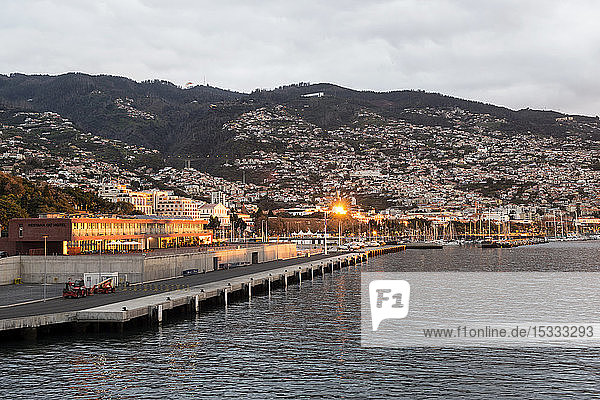 Portugal  Insel Madeira  Stadtbild von Funchal vom Kreuzfahrtterminal aus
