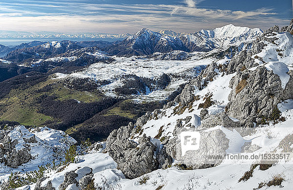 Italien  Lombardei  Regionalpark Orobie-Alpen  Grigna Settentrionale(2.410 m)  Grigna Meridionale(2177 m) vom Hang des Monte Venturosa