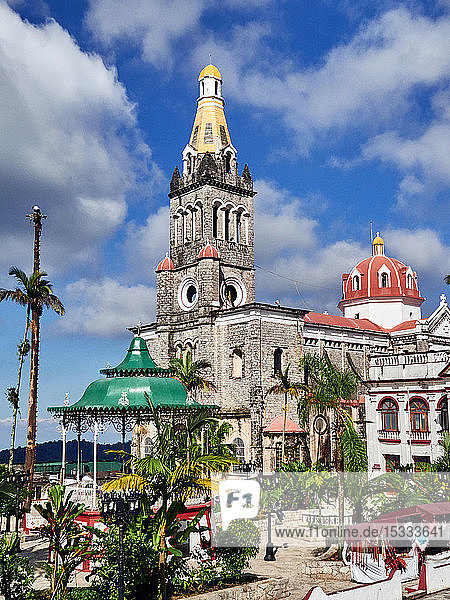 Mexiko  Der Hauptplatz von Cuezalan del Progreso mit dem Rathaus