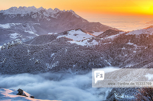 Italien  Lombardei  Regionalpark Orobie-Alpen  Berg Resegone von Piani d'Alben aus