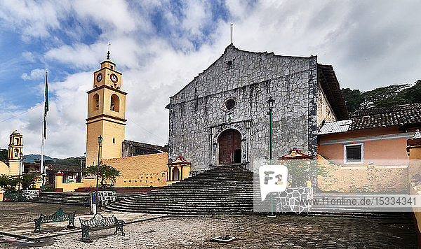 Nordamerika  MEXIKO  Bundesstaat Puebla  die Sierra Madre  die Kirche im Dorf Xochitlan de Vicente Suarez