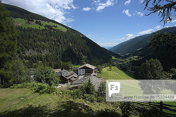 Italien  Südtirol  Ultental  Ultenthal: Holzhaus  Bauernhof