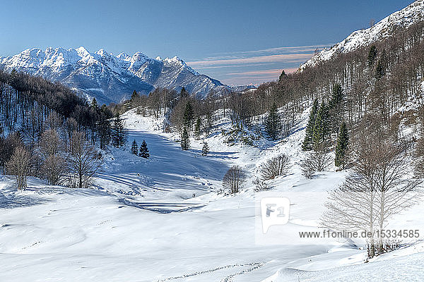 Italien  Lombardei  Regionalpark Orobie-Alpen  Schneeschuhwandern im Taleggio-Tal  bg: Mt. Resegone