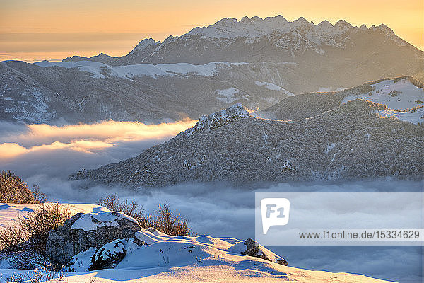 Italien  Lombardei  Regionalpark Orobie-Alpen  Berg Resegone von Piani d'Alben aus