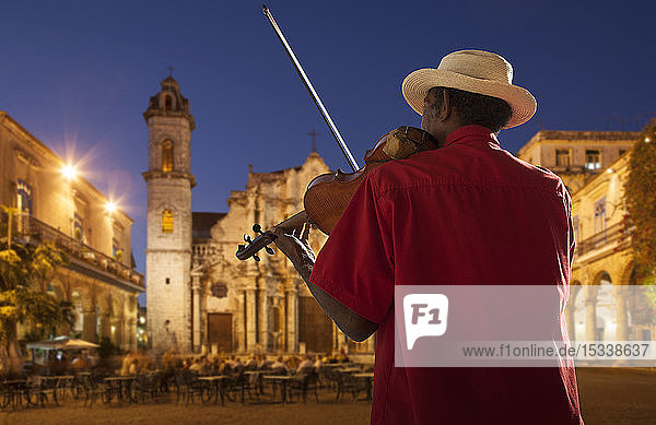 Älterer Mann spielt nachts Geige auf der Plaza de la Catedral  Havanna  Kuba