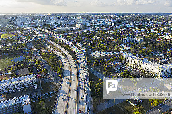 Luftaufnahme von Autobahnen in Miami  USA