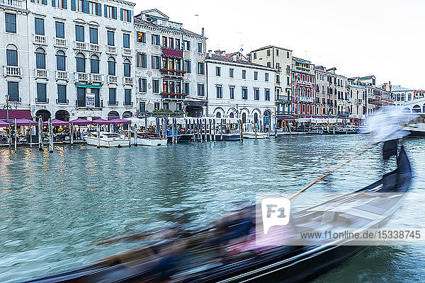 Unscharfe Gondel auf dem Grand Cana in Venedig  Italien