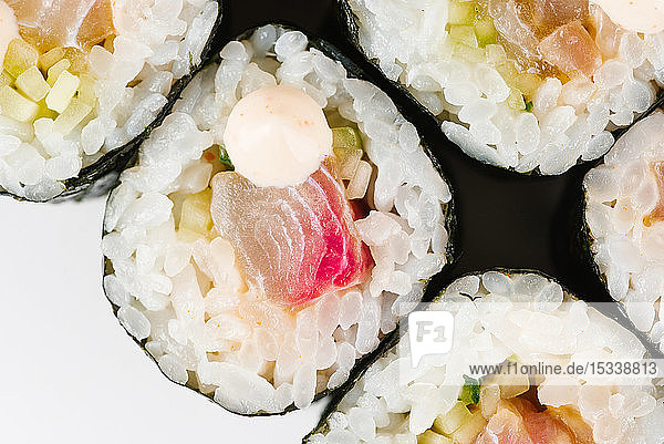 Sushi mit rohem Fisch und Mayonnaise