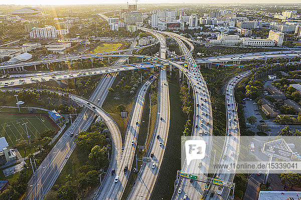 Luftaufnahme von Autobahnen in Miami  USA