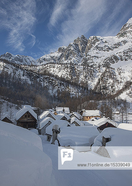 Schneebedecktes Dorf am Berg in Alpe Devero  Italien
