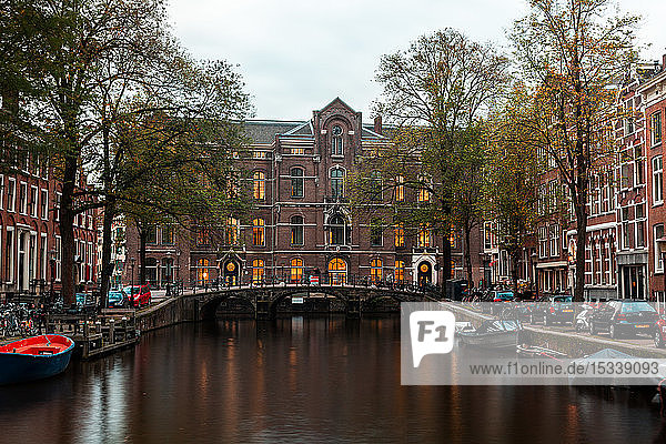 Blick auf holländische Häuser und Brücke über den Kanal