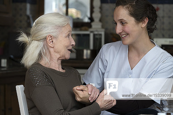 Älterer Patient im Gespräch mit der Krankenschwester