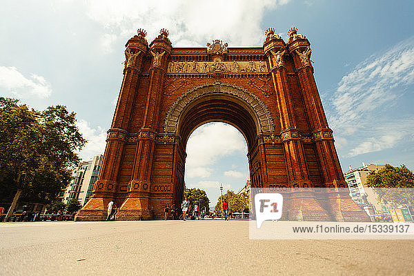 Tourist am Arc de Triomf in Barcelona