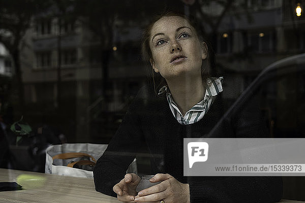 Junge Frau sitzt im Restaurant
