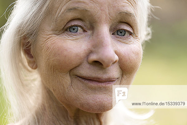 Porträt einer älteren Frau