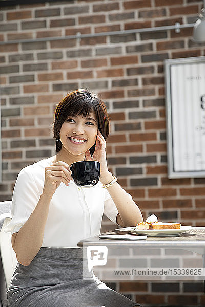Japanerin in einem Cafe
