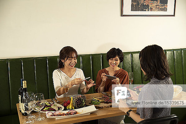 Japanische Frauen essen fröhlich zusammen