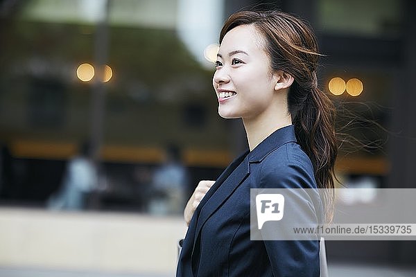 Junge japanische Geschäftsfrau in der Innenstadt