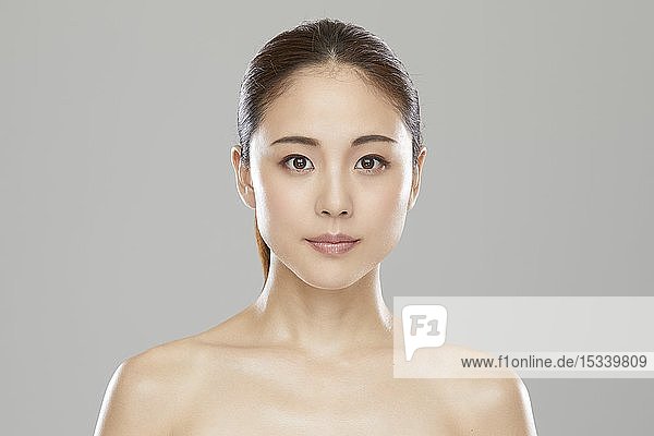 Studio-Porträt einer attraktiven jungen Japanerin
