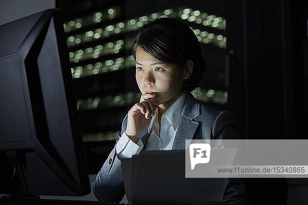 Japanische Geschäftsfrau arbeitet spät in der Nacht